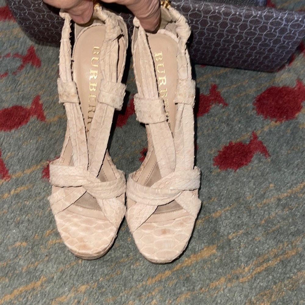 Burberry matte powder pink snakeskin platform heels Size 35/EUC